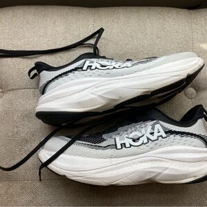 Hoka Women’s Skyflow Size 9